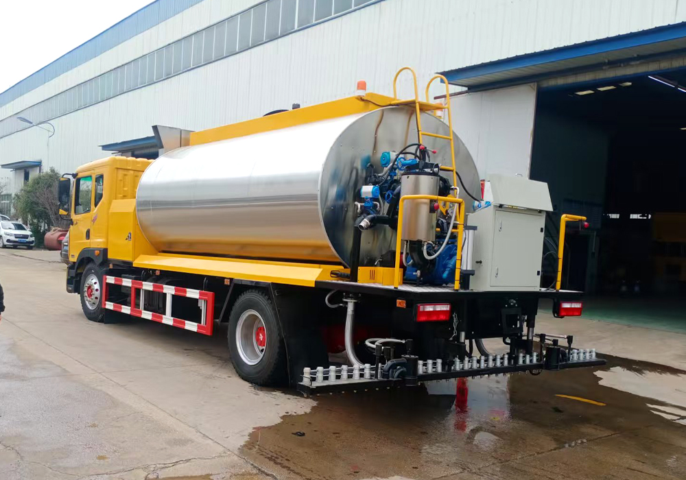 12噸東風多利卡（全功率）智能瀝青灑布車